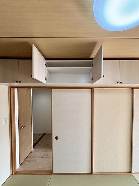 和室には押入れ以外に天袋(吊り戸棚)もございます。 収納力◎