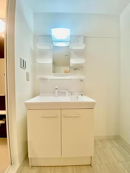 朝の準備もスムーズに。 収納たっぷりの洗面化粧台で、家族みんなの身支度をサポート。 【即日案内可】お問い合わせは朝日住宅まで