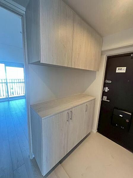 玄関には備え付けのシューズボックス。玄関周りはスッキリと。