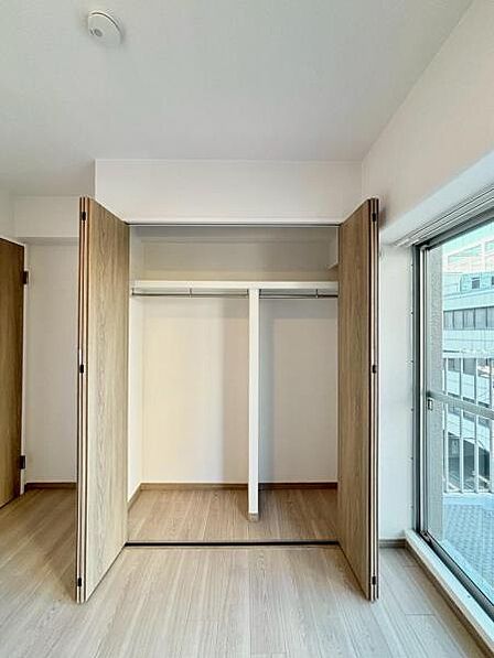 5.7帖の洋室の収納です。