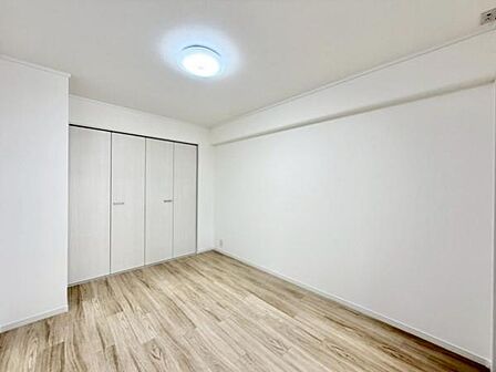 フローリング仕様でお掃除もラクラク。 ライフスタイルに合わせて柔軟に使える一室です。 【即日案内可】お問い合わせは朝日住宅まで