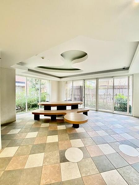 落ち着いた色調と開放感のある空間で、訪れる人を迎えるロビー。  【即日案内可】お問い合わせは朝日住宅まで