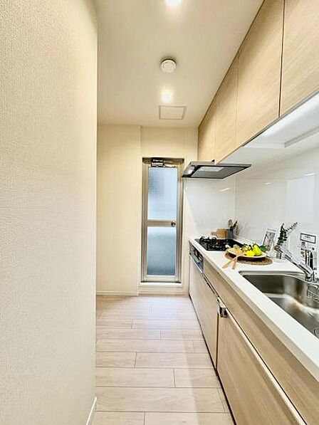 毎日の料理が楽しくなる、使いやすいキッチン。 収納力も◎でスッキリ片付き、作業もスムーズに。 【即日案内可】お問い合わせは朝日住宅まで