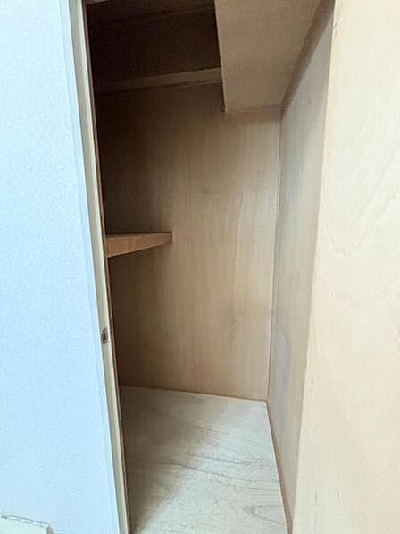 脱衣所内に便利な収納スペースがあります。