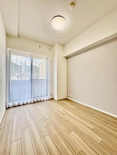 しっかり陽が入る明るい洋室。 家具の配置もしやすく、自分らしい空間づくりが叶います。 【即日案内可】お問い合わせは朝日住宅まで