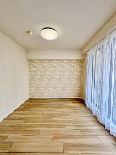 スタイリッシュで上質な洋室。落ち着いた時間を過ごせます。 【即日案内可】お問い合わせは朝日住宅まで
