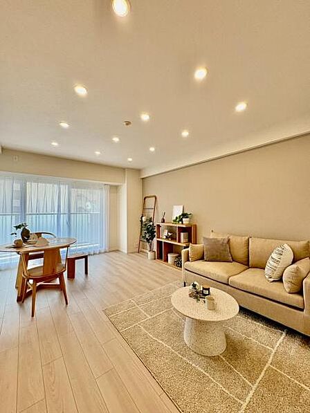 家具の配置もしやすい整形空間。 リビングダイニングが暮らしの中心になる、そんな住まいをお探しの方へ。 【即日案内可】お問い合わせは朝日住宅まで