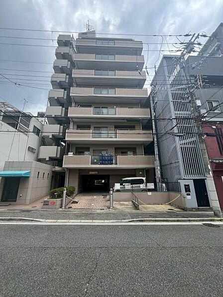 マンション西側前面道路からの全景。各線三ノ宮駅まで徒歩10分圏内と好立地です。
