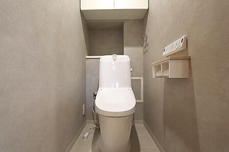 トイレには快適な温水洗浄便座付き 