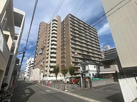 物件南東側前面道路南西側からのマンション全景です。JR兵庫駅まで徒歩約5分と好立地です。