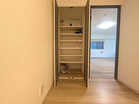 廊下にも収納、大きな棚にたくさんのお荷物をしまえます