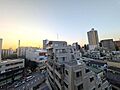 前面に高い建物...