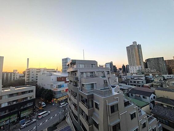 前面に高い建物...