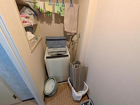 防水パン付き室内洗濯機置き場、収納スペースもあります