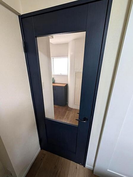 リビングの建具、デザインがお洒落で綺麗なドア