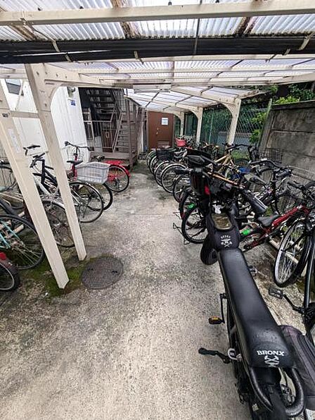 駐輪場は屋根付き、雨に濡れる心配が少ないです