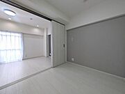 引き戸を開けるとリビングと一体利用が可能、開放的な間取りです