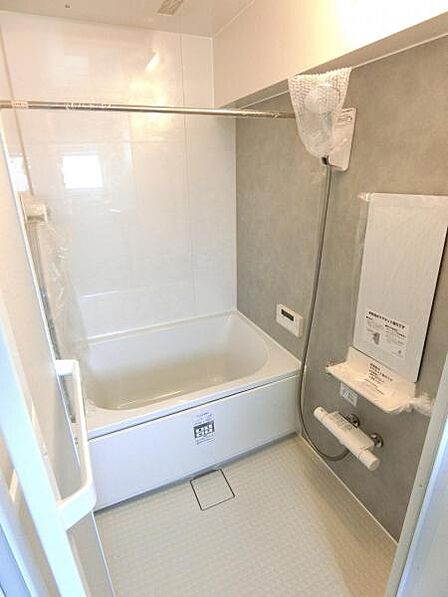オートバス機能を備えた浴室換気乾燥機付ユニットバス。