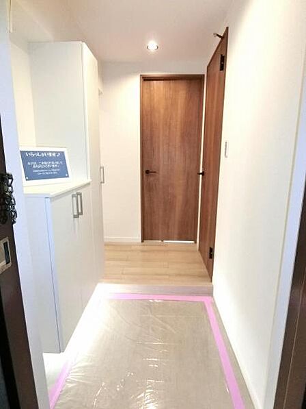 明るく雰囲気の良い玄関ホール。