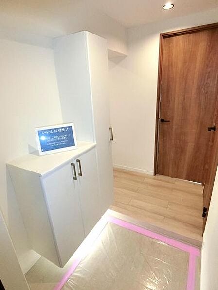 間接照明を備えた収納力の高いシューズボックス。