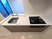 ワイドで綺麗なシステムキッチン、対面式のため開放的な設備