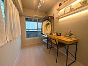 飾り棚、オープン収納などお洒落なデザインの居室です