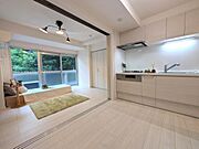 ダイニングと洋室を仕切る引き戸を開けると、開放的なワンルームに早変わり