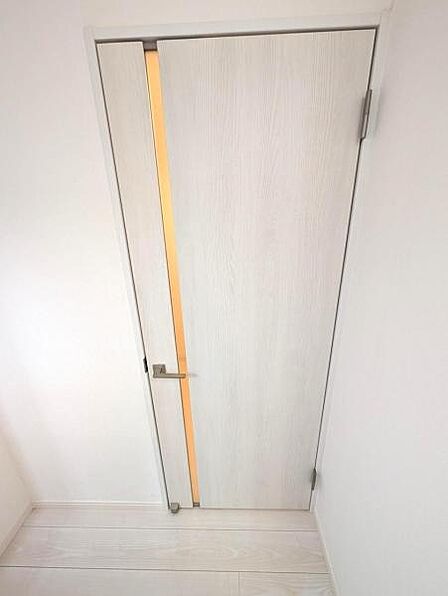 ダイニングの建具、清潔感のある白色のドア