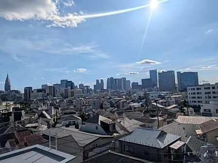 前面に高い建物がなく、遠くまでよく見渡せます