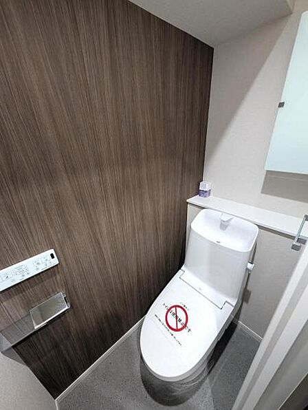 洗浄便座のトイレを新設、収納スペースも確保されています