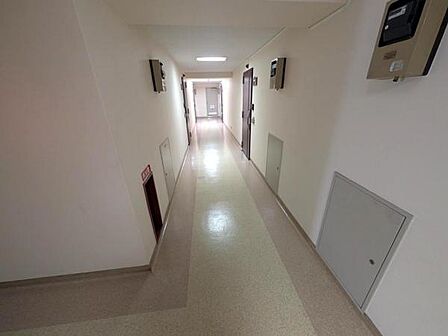 居住階の共用廊下、プライバシーに配慮した内廊下設計