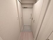 白を基調にした綺麗な玄関、収納がとても豊富です