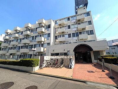外観：趣のあるマンション外観、神田川沿いの閑静な住宅地に佇みます