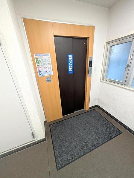 エレベーターは1基設置されています