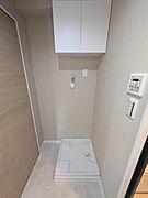 防水パン付き室内洗濯機置き場、吊戸棚に収納もできます