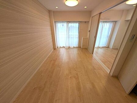 引き戸を開けるとお隣の洋室と一体利用が可能、明るくて開放的な間取り
