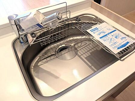 浄水器付きキッチン、未使用のシンクはピカピカです