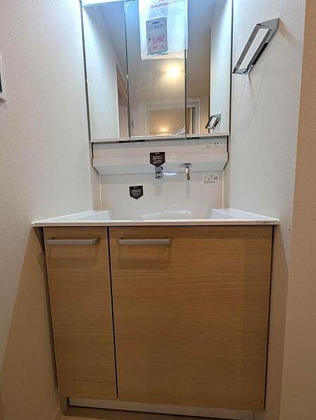 新規設置の洗面化粧台、気持ちよく身だしなみを整えていただけます
