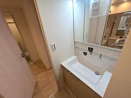 ワイドな水受けの洗面化粧台、綺麗なだけでなく使い勝手も良好です