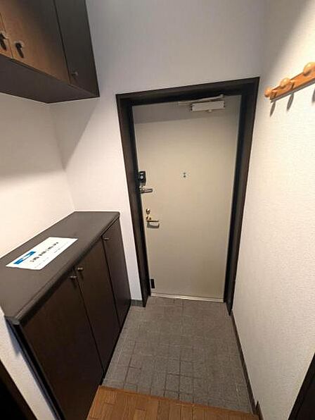 白を基調にした玄関部分。収納が多く、散らかりがちな玄関を綺麗に保てます