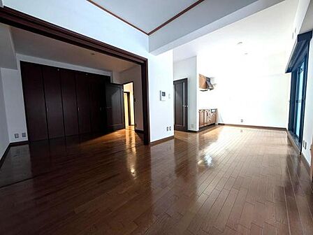 引き戸を開けるとお隣のサービスルームと一体利用が可能、大きなワンルームとしてお使いいただけます