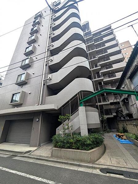 趣のあるマンション外観、街並みに溶け込むデザイン