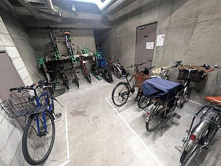 屋内に設置の駐輪場、雨・風の心配がありません