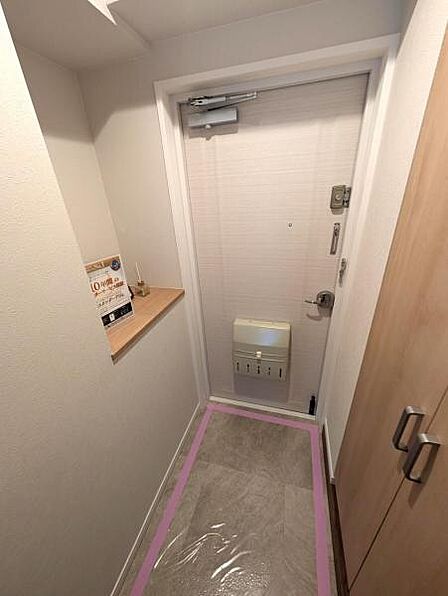 白を基調にした綺麗な玄関部分、見た目にも心地よいカウンター付き