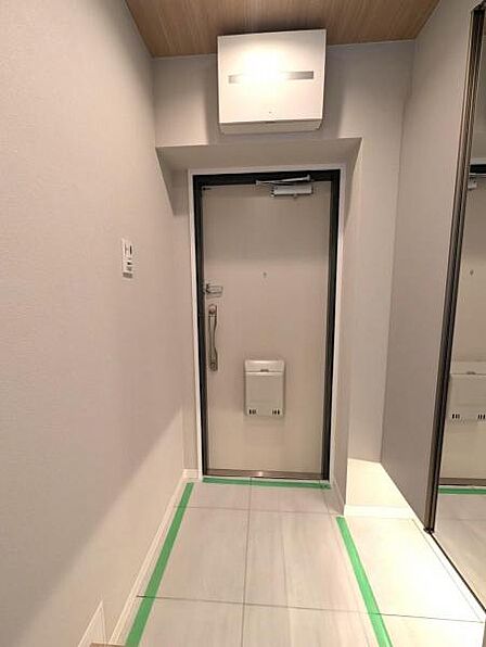白を基調にした綺麗な玄関。収納が多く、散らかりがちな玄関がきちんと片付きます