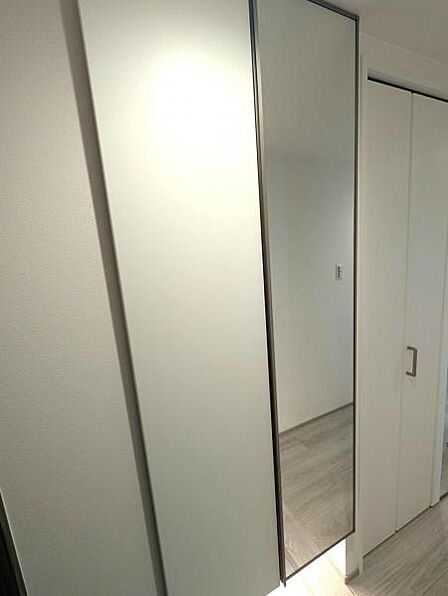 玄関には大きな姿見を設置、お出掛け前の身だしなみチェックに役立ちます