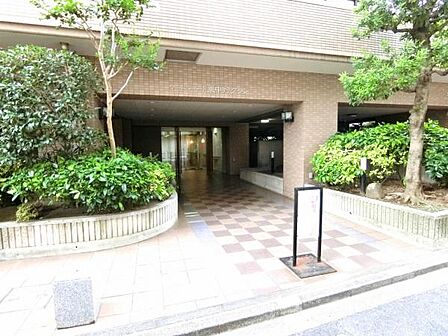 緑豊かで落ち着いた雰囲気のエントランス。