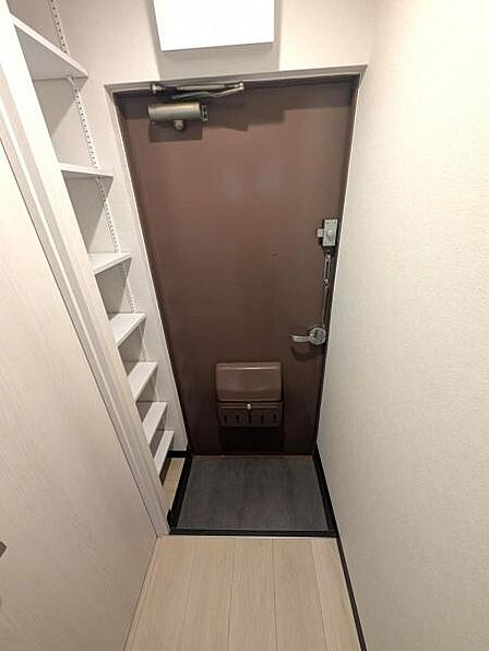 リフォーム工事済の綺麗な玄関、シューズボックスが設置されており収納も安心