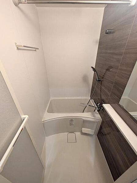 浴室乾燥機付きユニットバス、広い洗い場で毎日ゆったりとお体を洗っていただけます