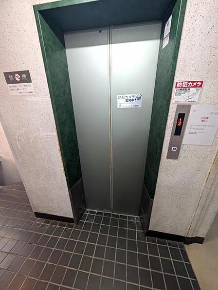 エレベーターは1基設置、お荷物が多い日でも安心して帰ってこれます